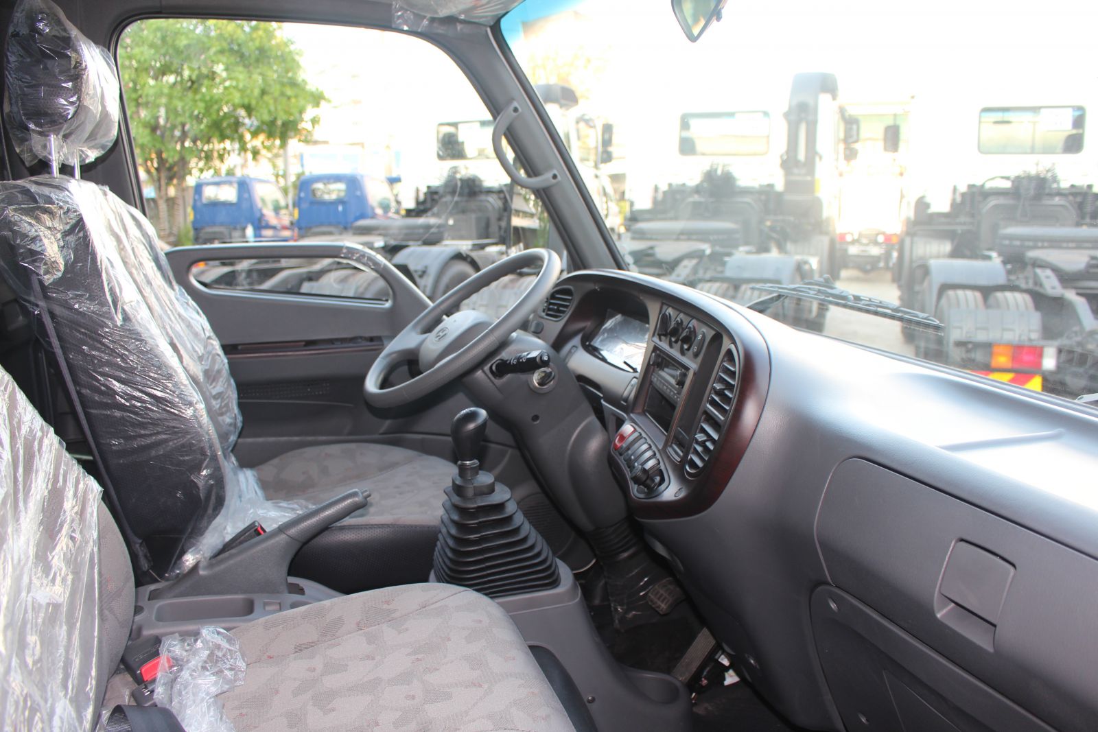Nội thất xe tải Hyundai 110SP thùng lửng hiện đại