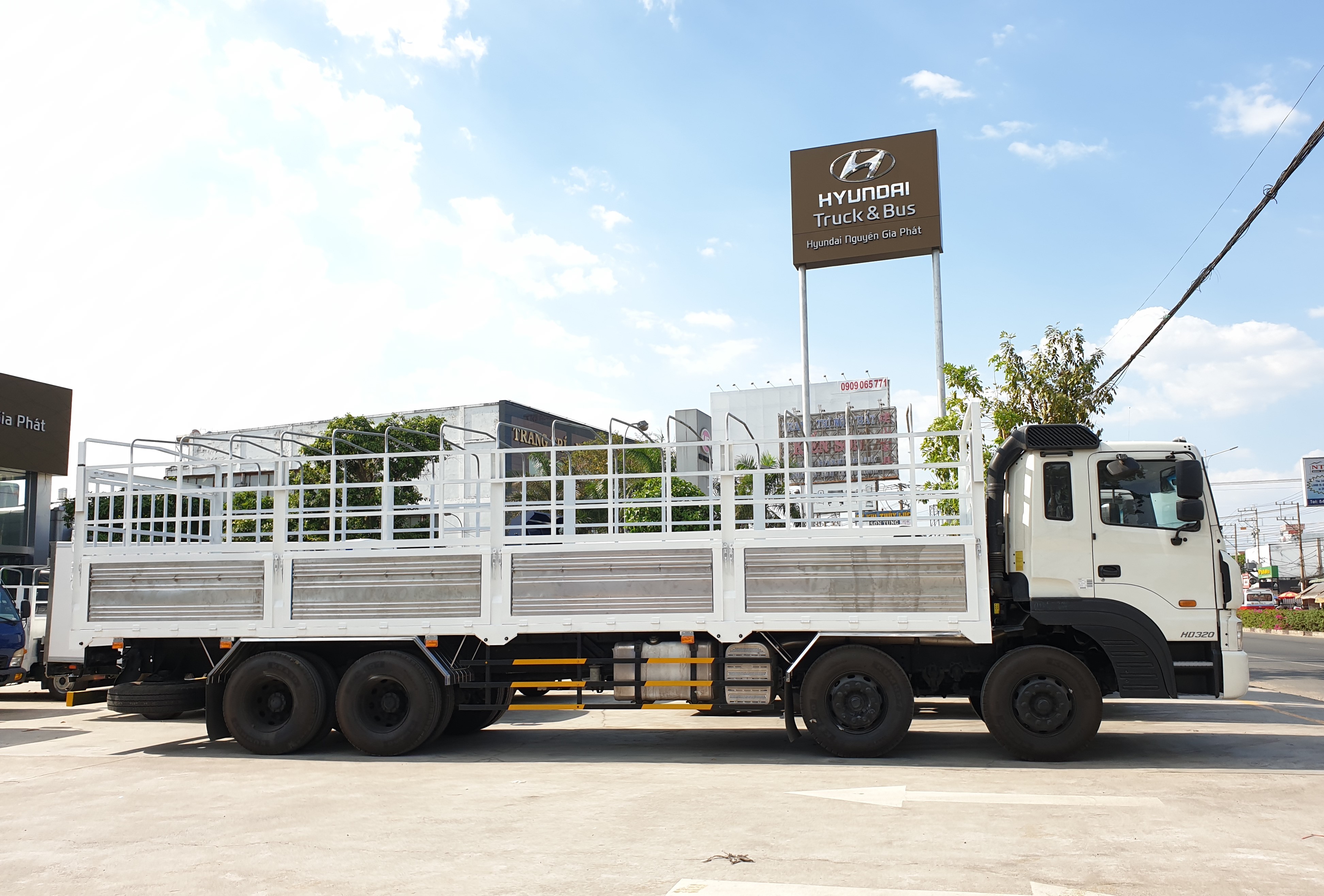 HD320 - 19 TẤN 4 CHÂN