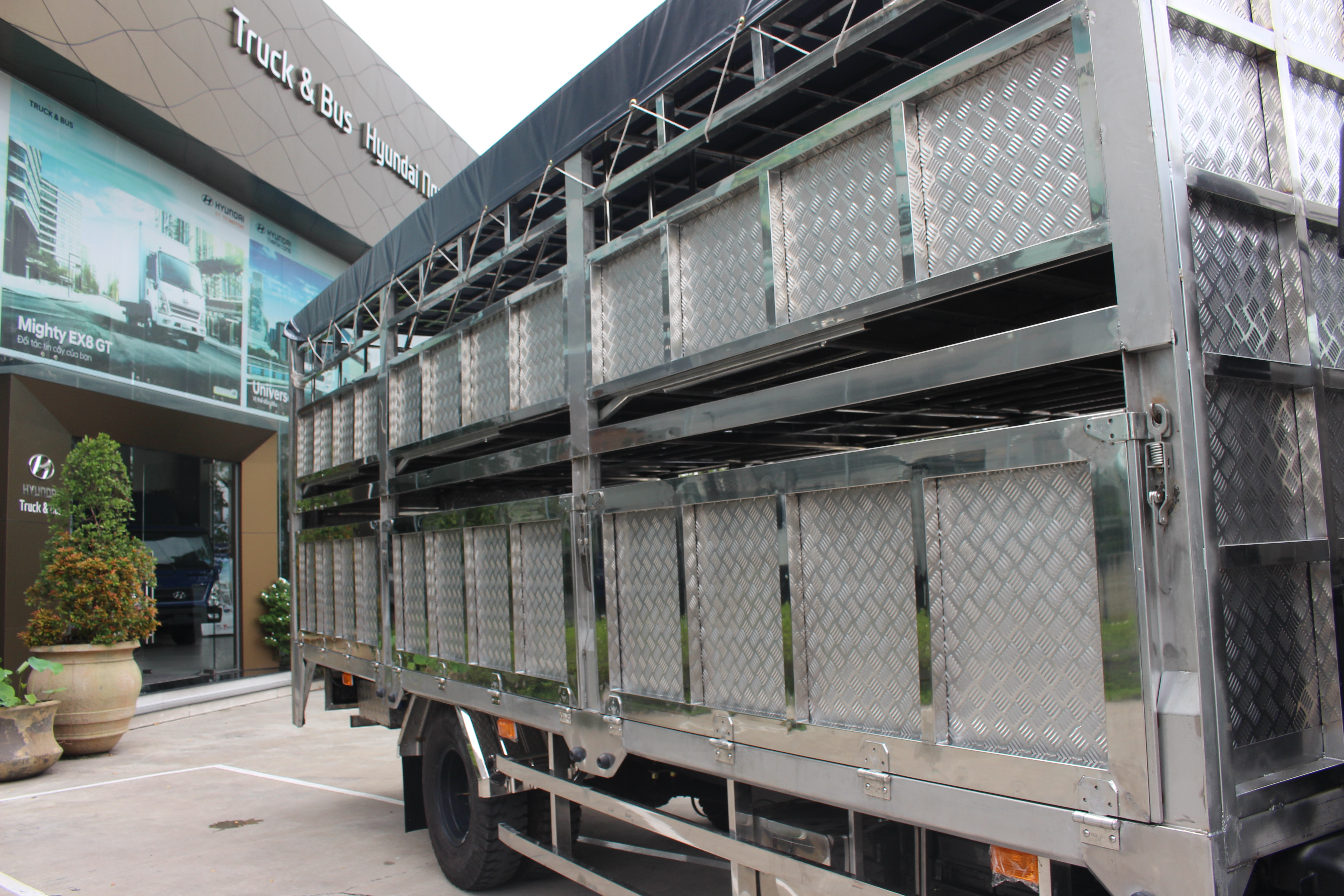 Xe tải Hyundai Mighty 110XL thùng chở gia súc