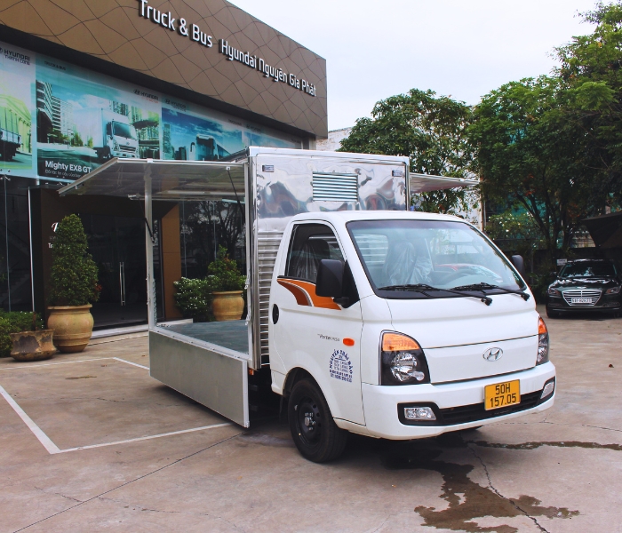 Xe tải H150 thùng kín cánh dơi 