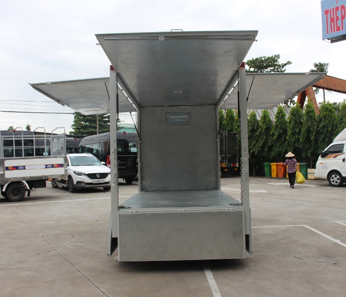 Xe tải H150 thùng kín cánh dơi 