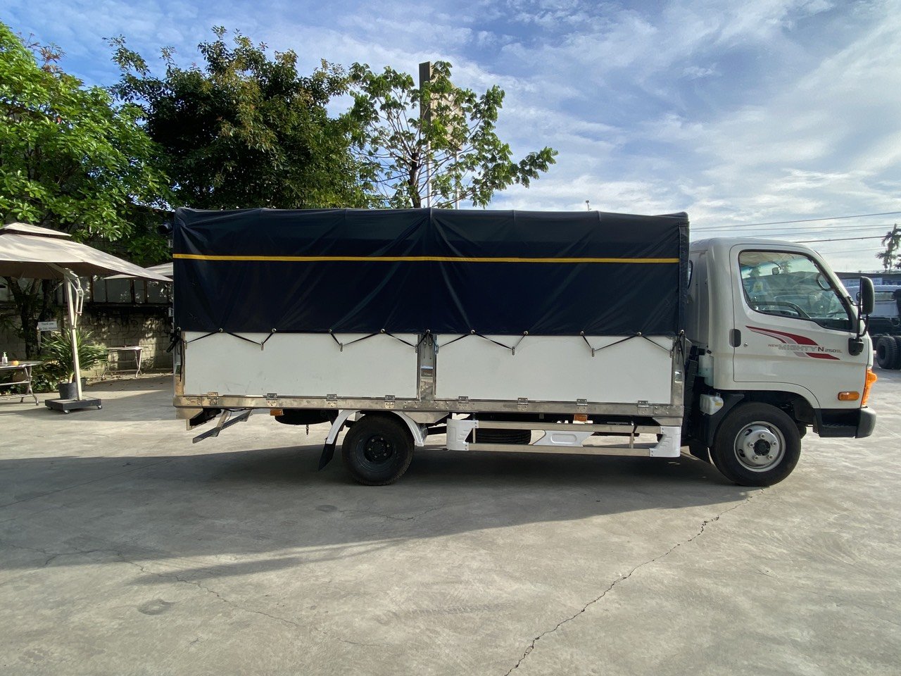 Xe tải Hyundai N250SL thùng mui bạt